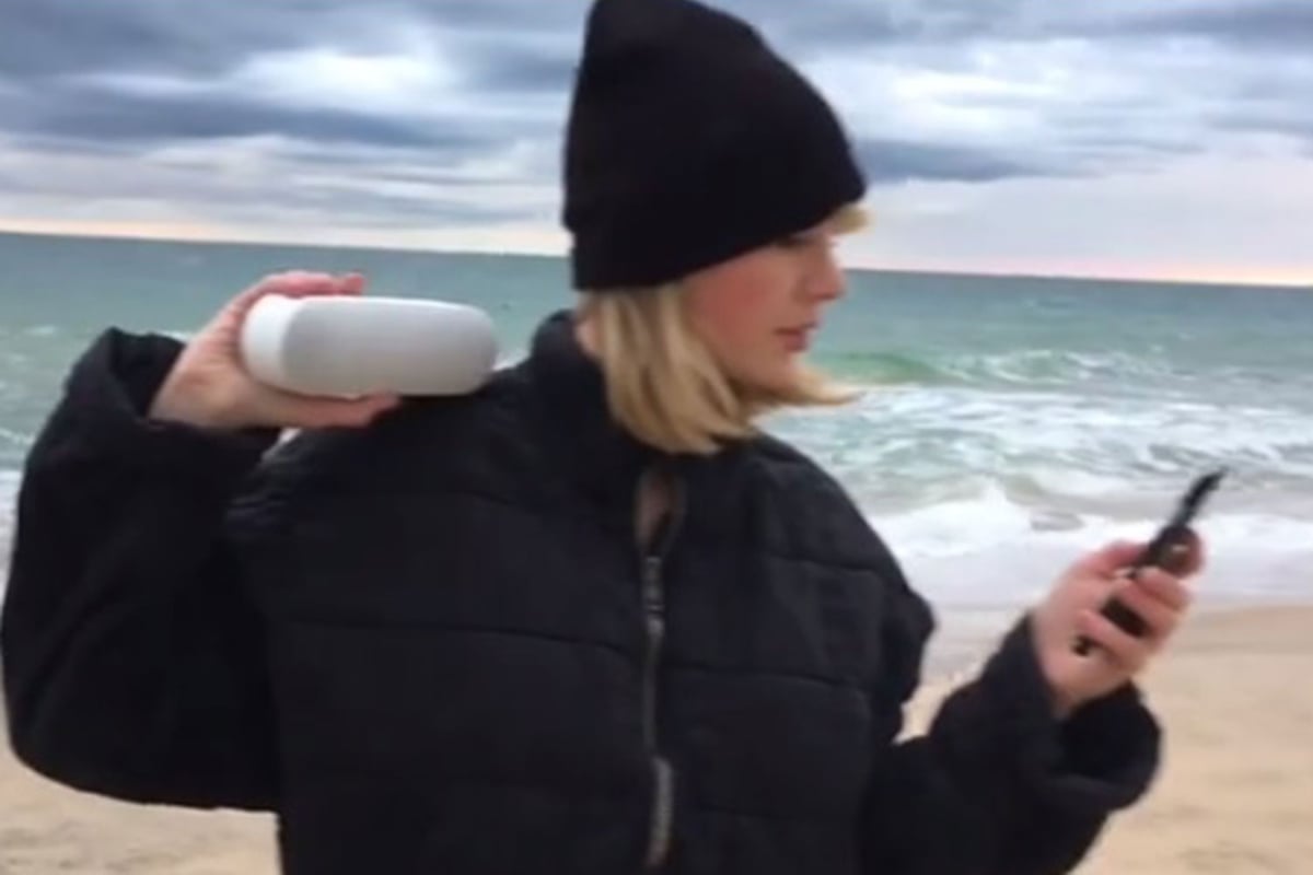 Taylor Swift does mannequin challenge with squad before breaking into dance routine | London Evening Standard