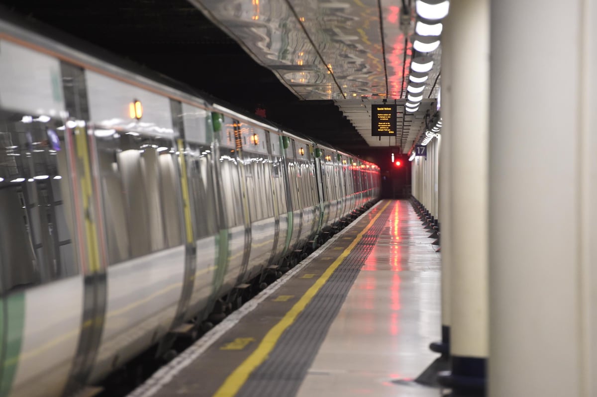 Woman arrested after pregnant rail passenger ‘punched in stomach’ at Victoria station | London Evening Standard