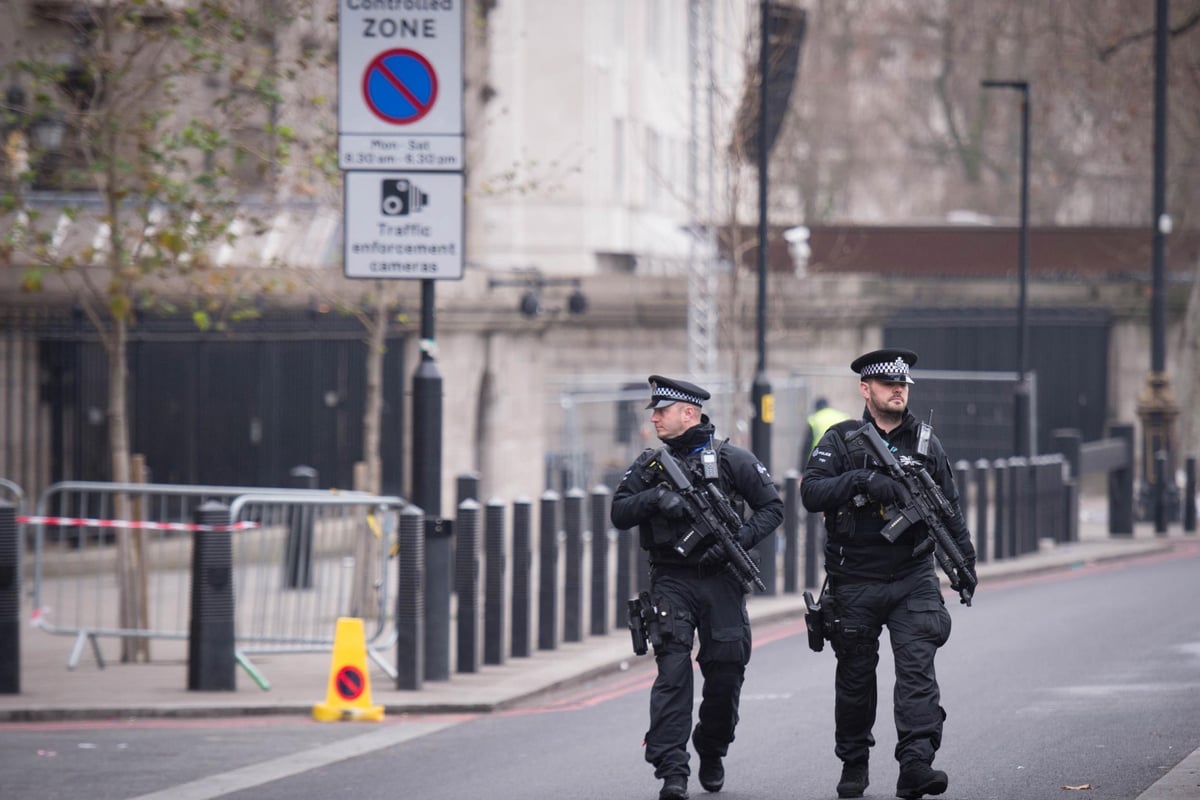 Armed police patrol London streets on New Year's Eve | London Evening Standard
