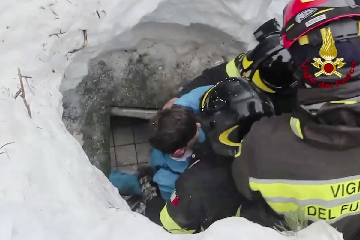 Italy avalanche: Six people found alive in Abruzzo Rigapiano Hotel two days later | London Evening Standard