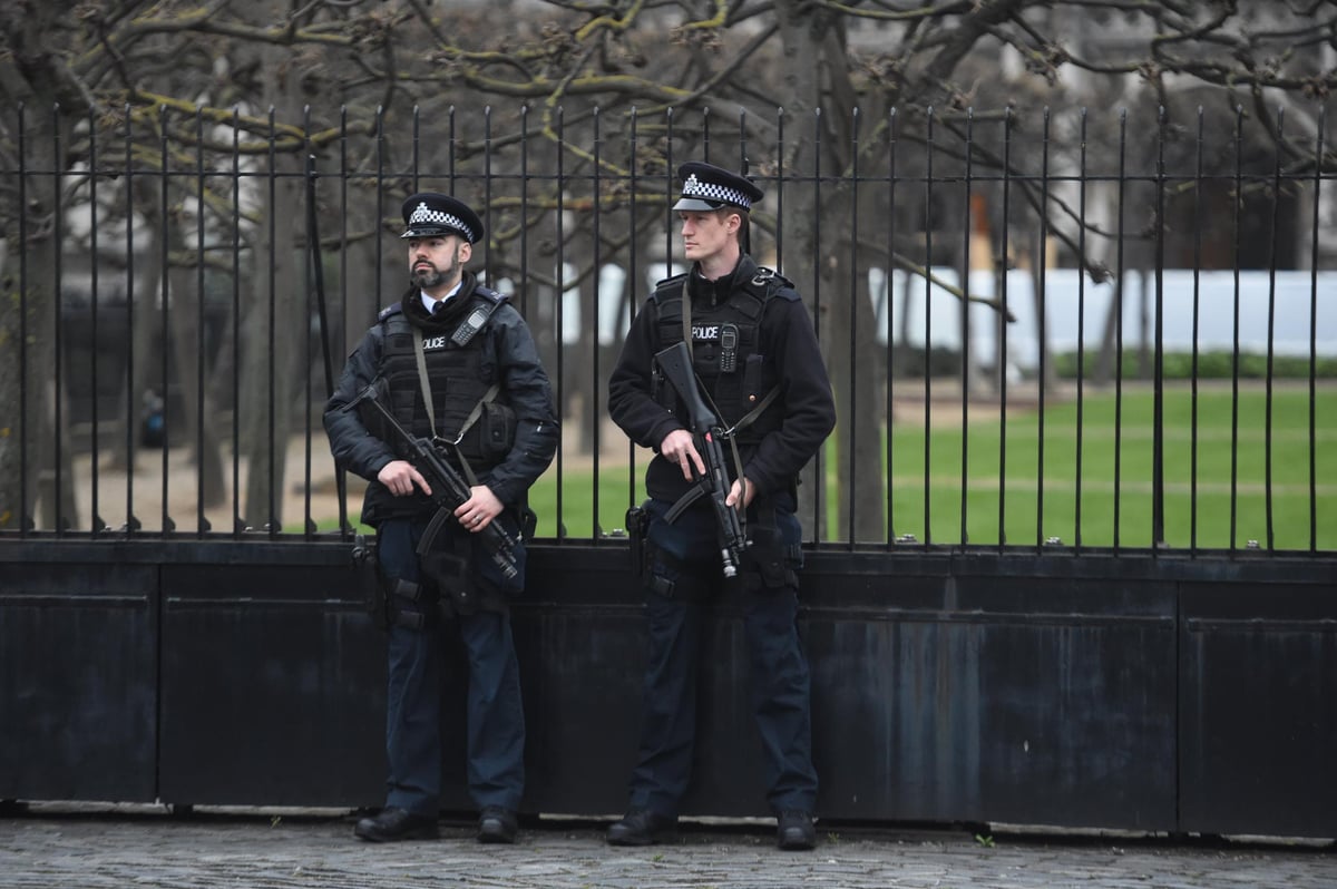 Heavily armed police on guard as Carriage Gates reopen after London terror attack | London Evening Standard