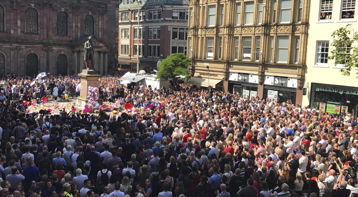 Manchester bomb: Minute's silence held across country for victims | London Evening Standard