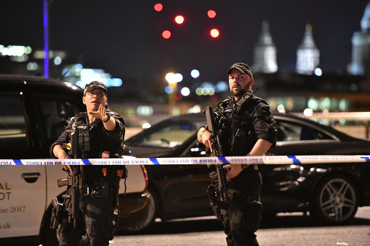 London attack: Hero policeman stabbed in face after fighting terrorists 'armed only with baton' | London Evening Standard
