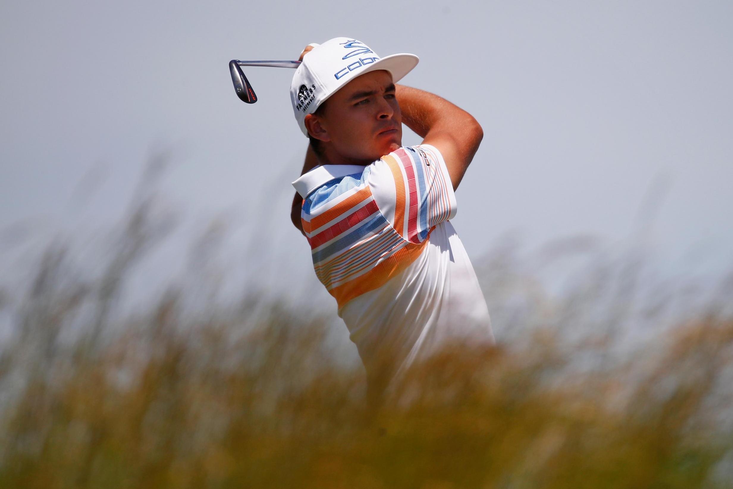 Fowler hits course record to top US Open leader board