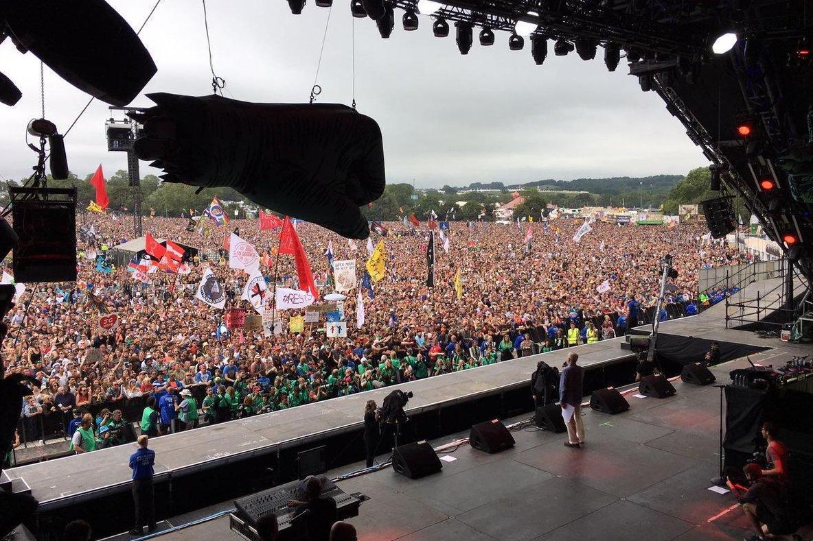 Glastonbury 2017: Jeremy Corbyn tells cheering crowds to 'build bridges not walls' | London Evening Standard