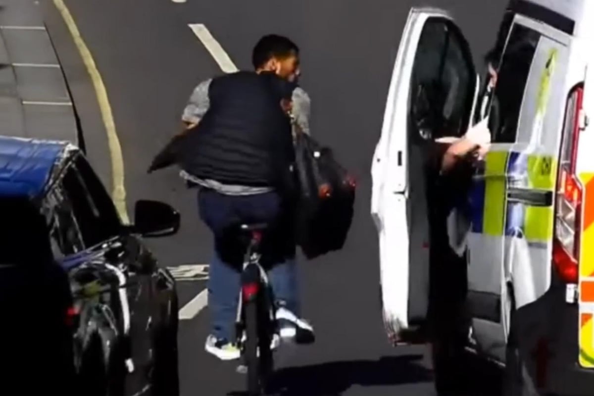 Police defend tactic of 'nudging' thief off bike using van door after he was caught red-handed on CCTV stealing from parked car | London Evening Standard