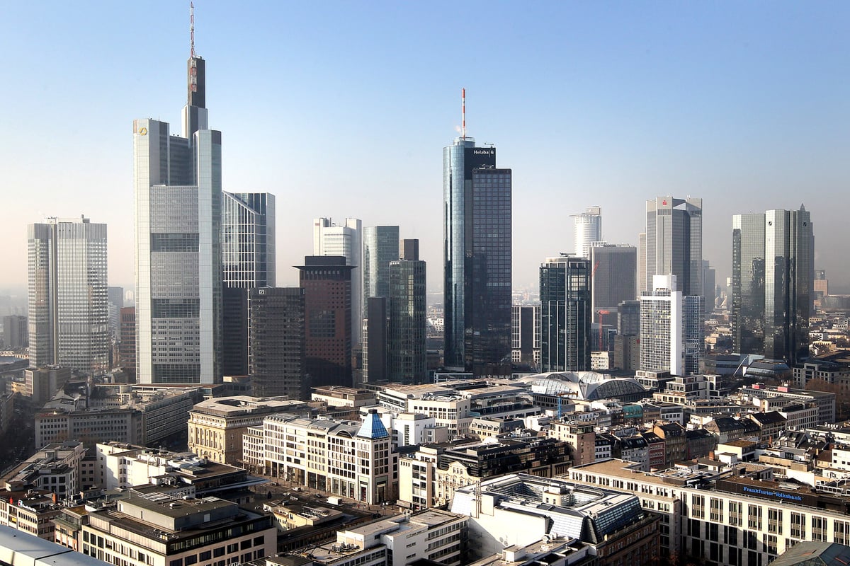 Eurozone entered mild recession over winter, revised figures show