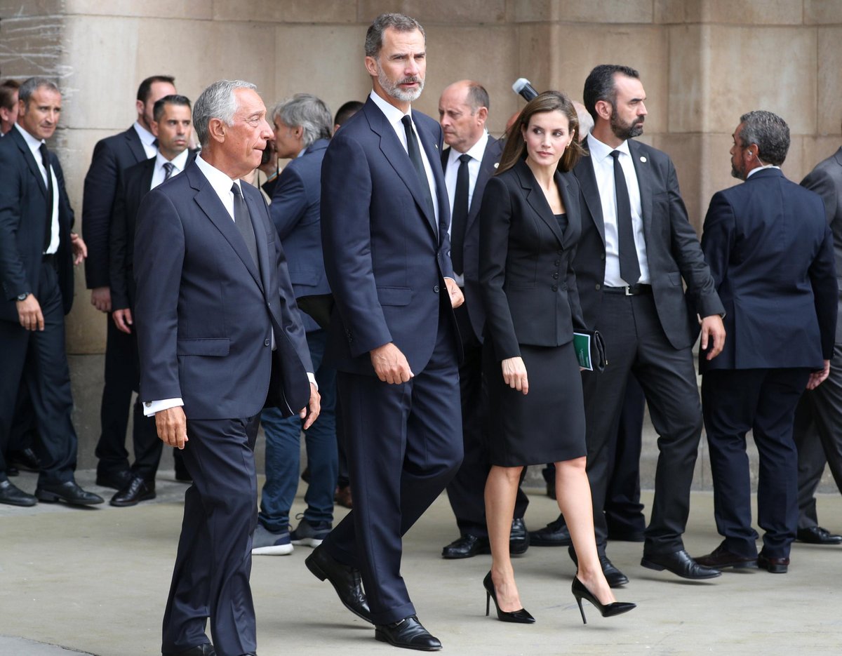 Barcelona terror attack: Spanish royals King Felipe VI and Queen Letizia attend emotional mass for victims at Segrada Familia | London Evening Standard