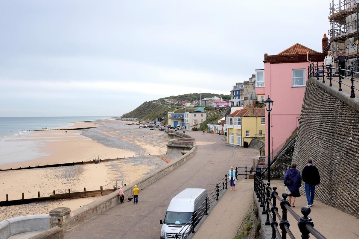 Cromer: Pubs closed as popular seaside resort put on 'lockdown' amid disorder | London Evening Standard