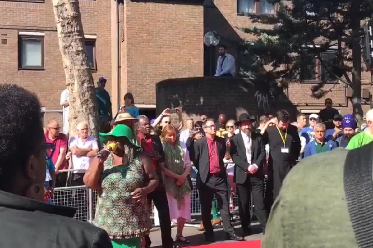 Notting Hill Carnival 2017: Performer sings powerful rendition of Bridge Over Troubled Water for Grenfell Tower victims | London Evening Standard