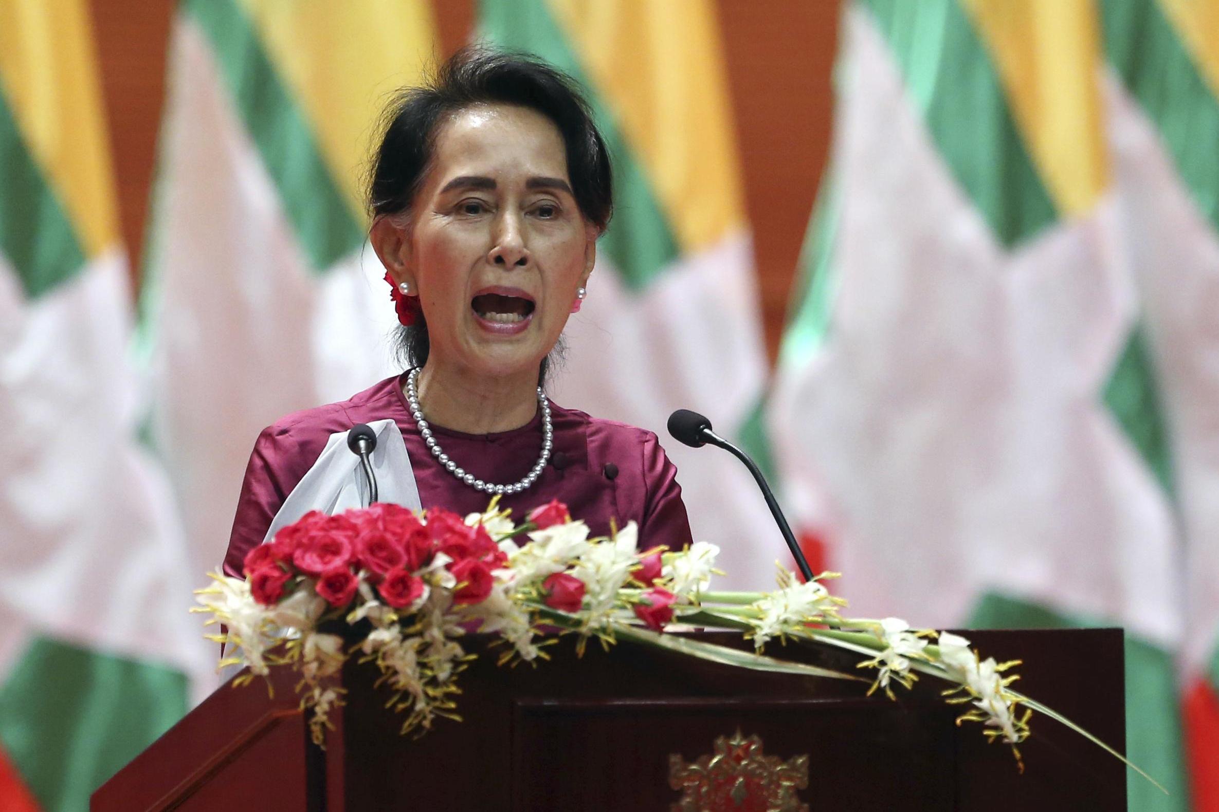 Aung San Suu Kyi speaks out on Rohingya crisis as 400,000 Muslims flee