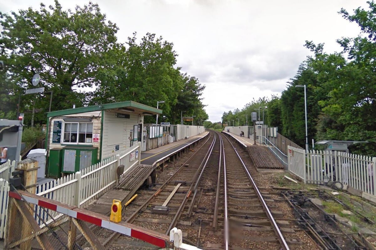 Three arrested at Littlehaven station after man stabbed to death | London Evening Standard