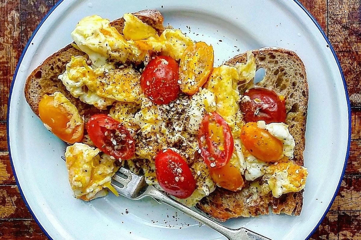 Recipe: Za’atar spiced eggs with tomatoes for a quick and easy midweek meal