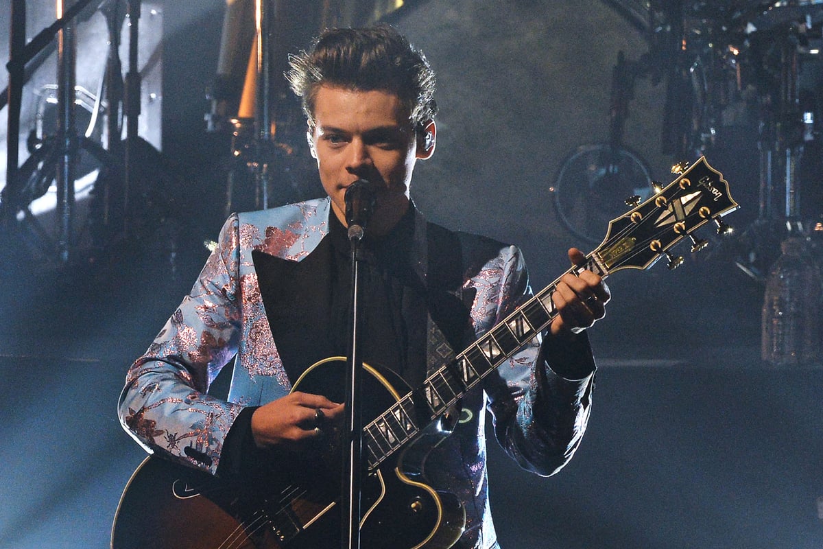 Harry 'Styles' out stage fall as he's pelted with kiwifruit during London gig | London Evening Standard