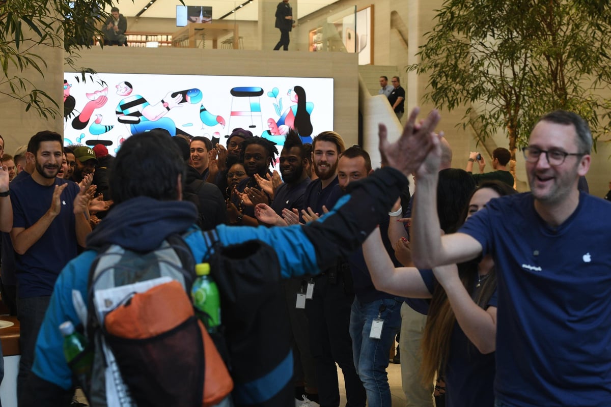 iPhone X UK launch: Apple fanatics queue in freezing cold for latest mobile | London Evening Standard