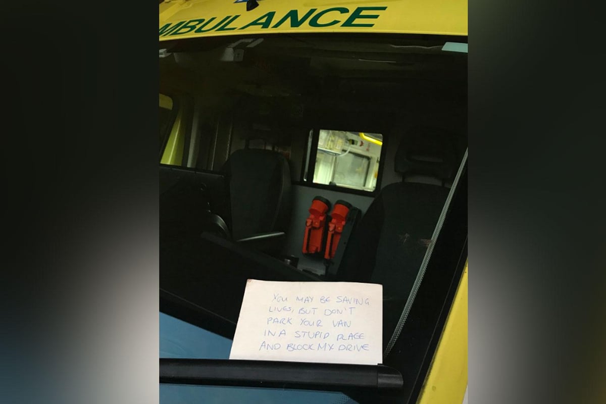 Man receiving treatment by paramedics when neighbour slapped angry note on ambulance dies in hospital | London Evening Standard