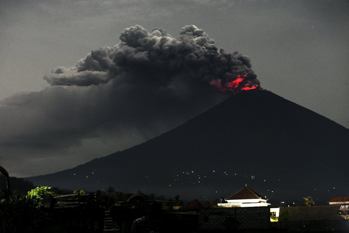 Bali volcano: Airport shut for third successive day leaving tourists stranded as Mount Agung spews more ash | London Evening Standard