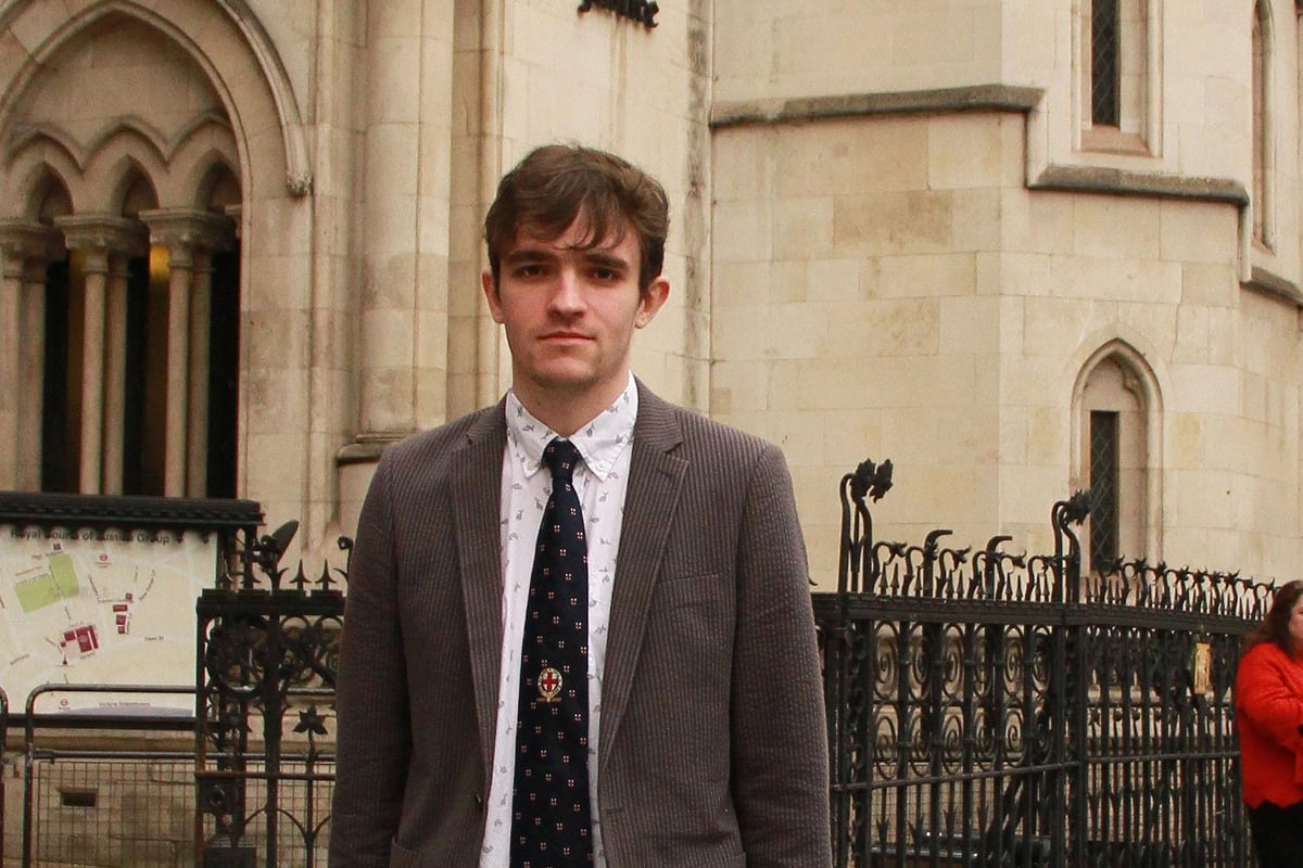 Chorister who sang for the Queen sues public school for £650,000 over failed career | London Evening Standard