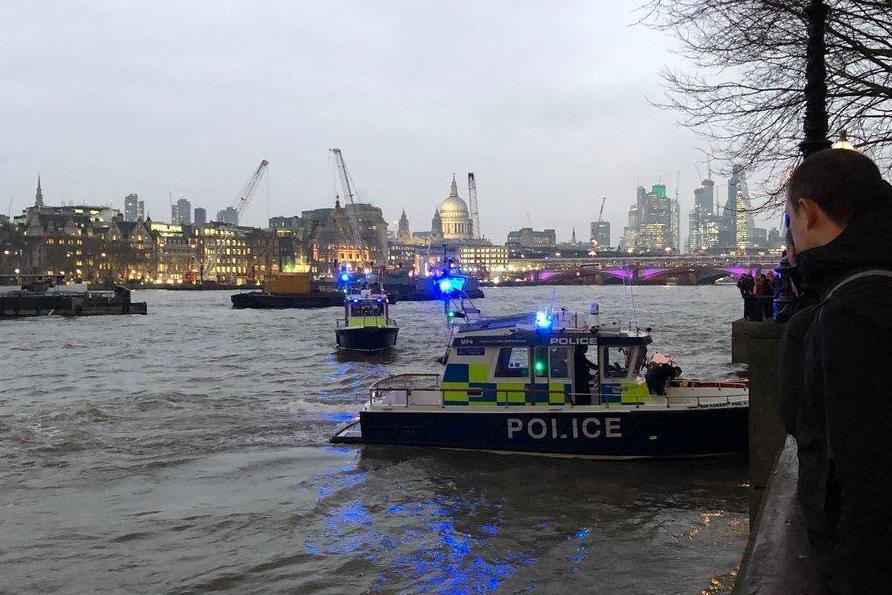Heroic Londoners dramatically rescue drowning woman from River Thames