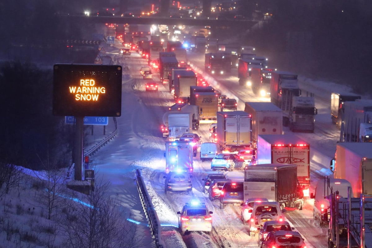 UK weather: Thousands trapped on frozen roads as snow blizzards trigger major rescue operations | London Evening Standard