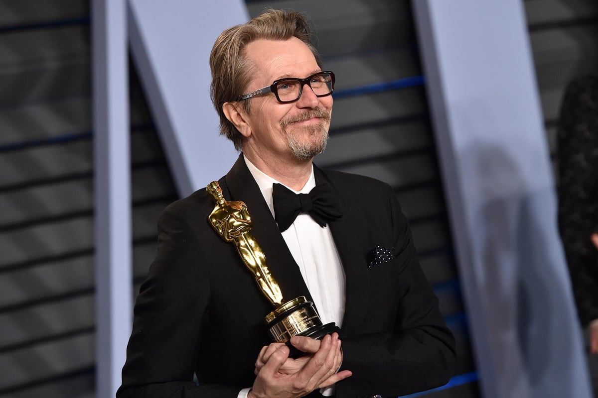 Gary Oldman appears to 'dent' his Oscar on the way to have it engraved | London Evening Standard