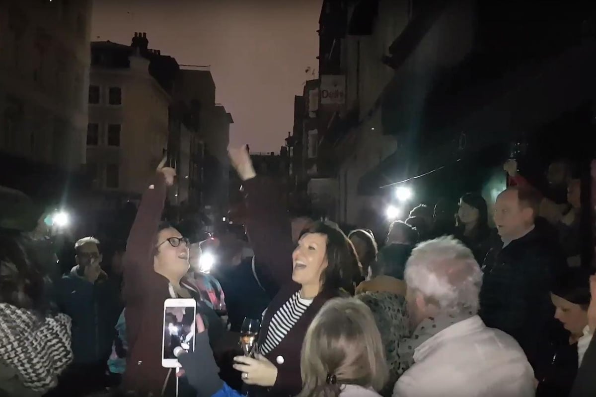 Soho power cut: Ronnie Scott singers burst into magical a capella performance in darkened streets of central London | London Evening Standard