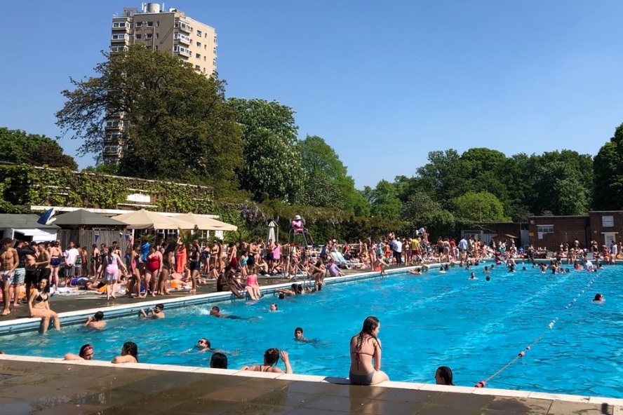 Londoners queue around the block for lidos as temperatures soar to 27C on hottest May Bank Holiday Monday ever | London Evening Standard