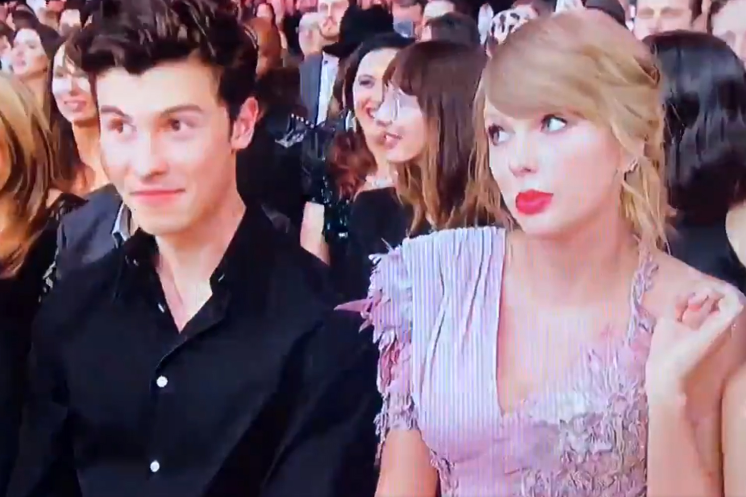 Sassy Taylor Swift rolls her eyes as Kelly Clarkson covers her song