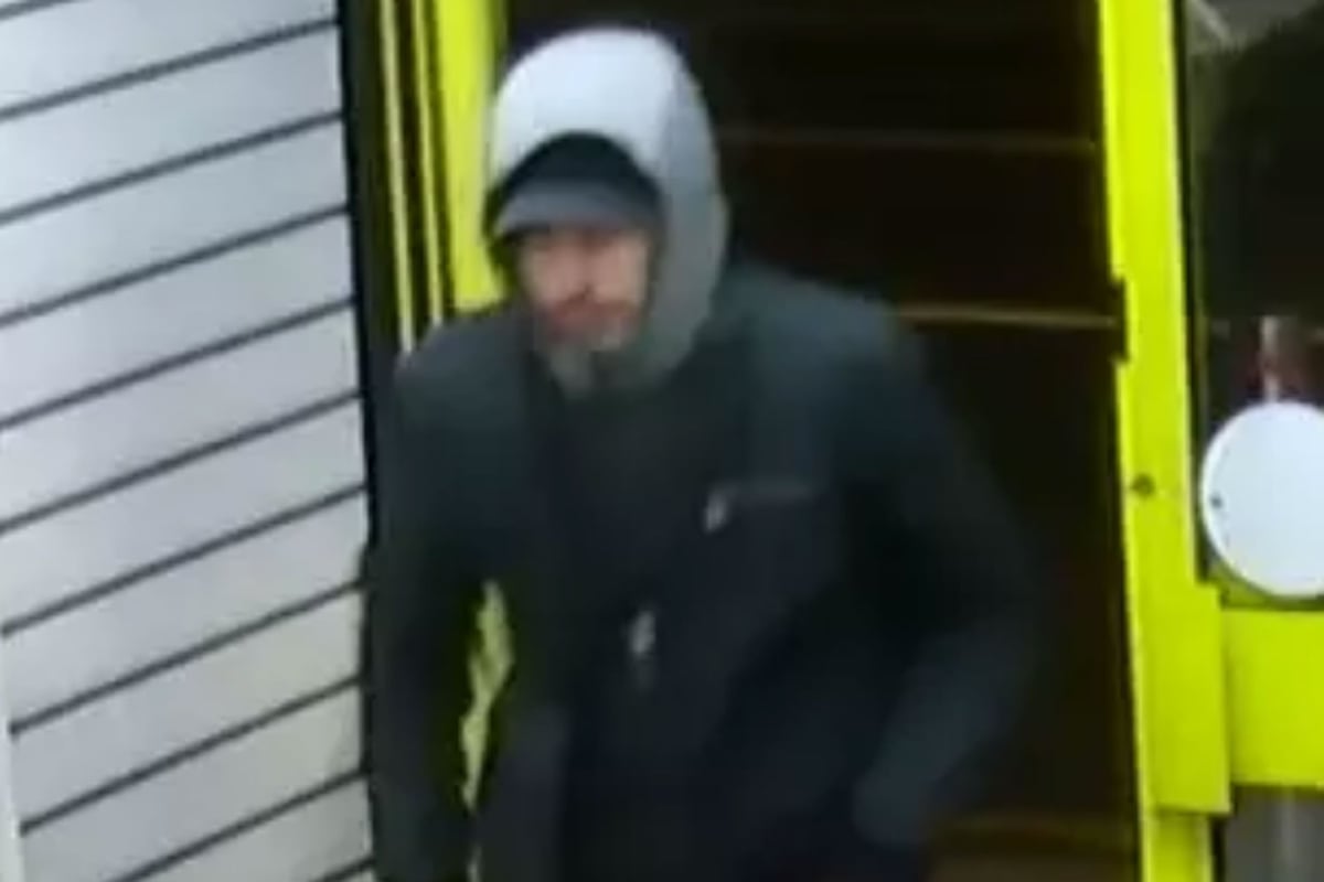 Police hunt man who sexually assaulted and robbed woman on London bus | London Evening Standard