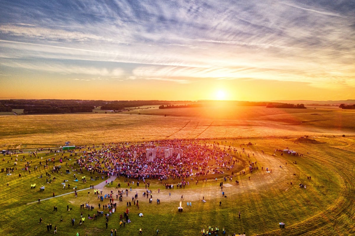 Summer solstice 2018 at Stonehenge: Thousands across UK gather to celebrate spectacle as sun rises for longest day of the year | London Evening Standard