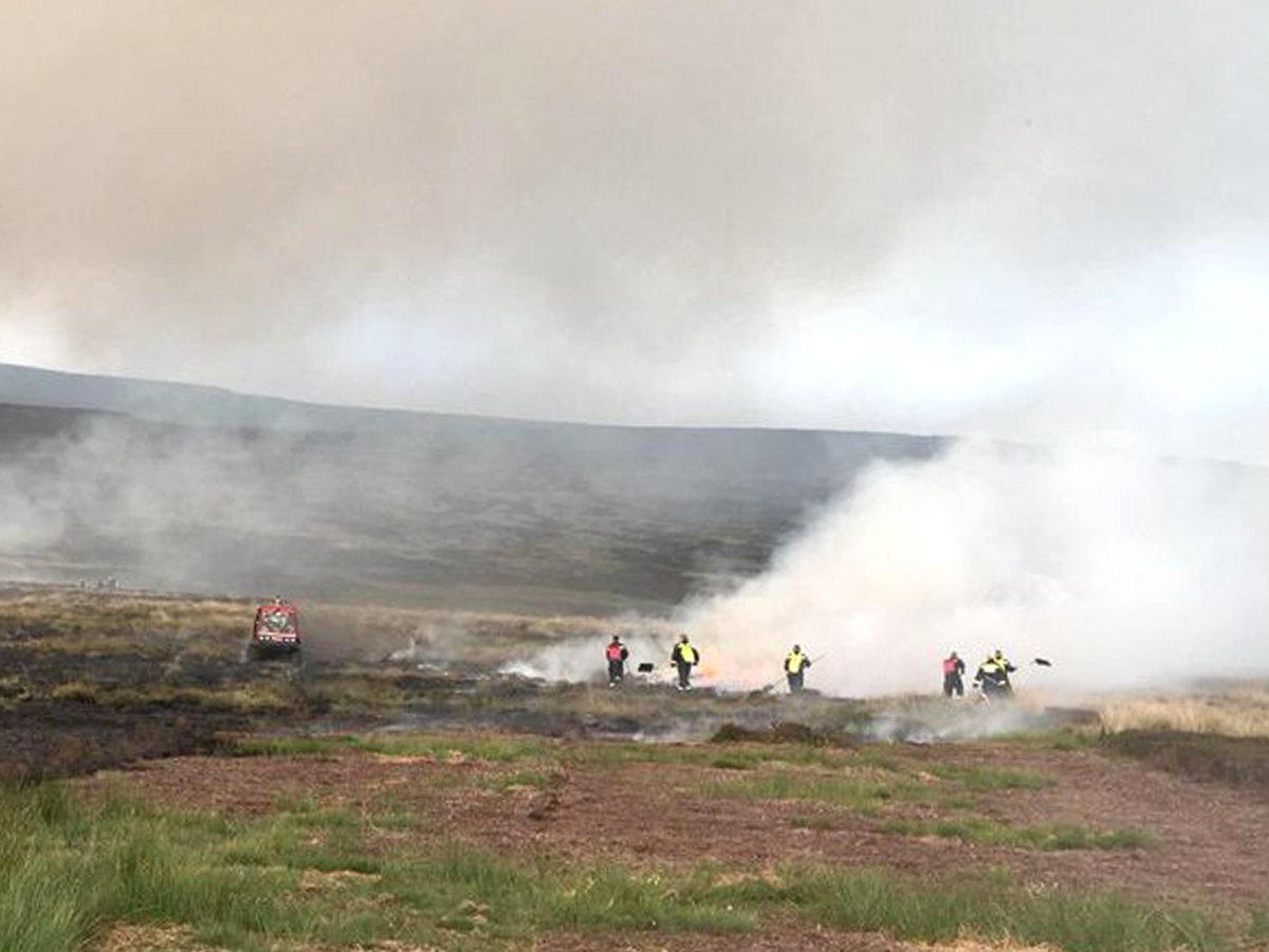 Heatwave sparks huge wildfires on Saddleworth Moor on hottest week of the year so far | London Evening Standard