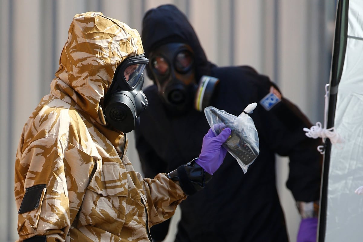 Amesbury poisoning: Detectives investigating Novichok death seize car in Swindon as police admit victims exposed to 'high dose' of nerve agent | London Evening Standard