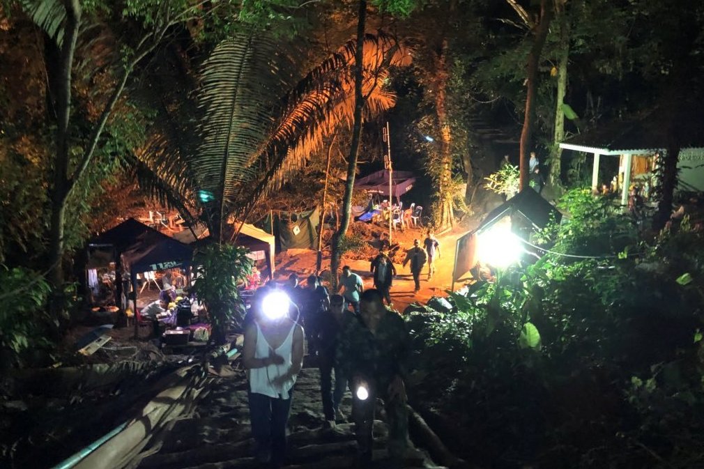 Thai cave rescue news: Eleven boys rescued by divers - with one still trapped with coach in flooded cave | London Evening Standard