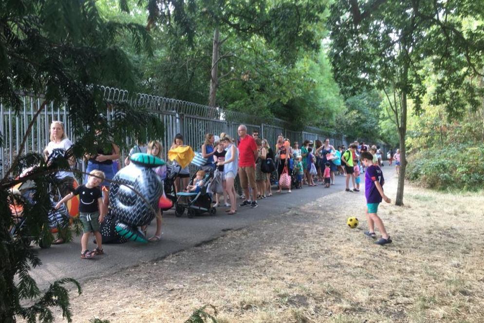 Sweltering Londoners queue for HOURS at capital's lidos as temperatures soar towards 37C | London Evening Standard