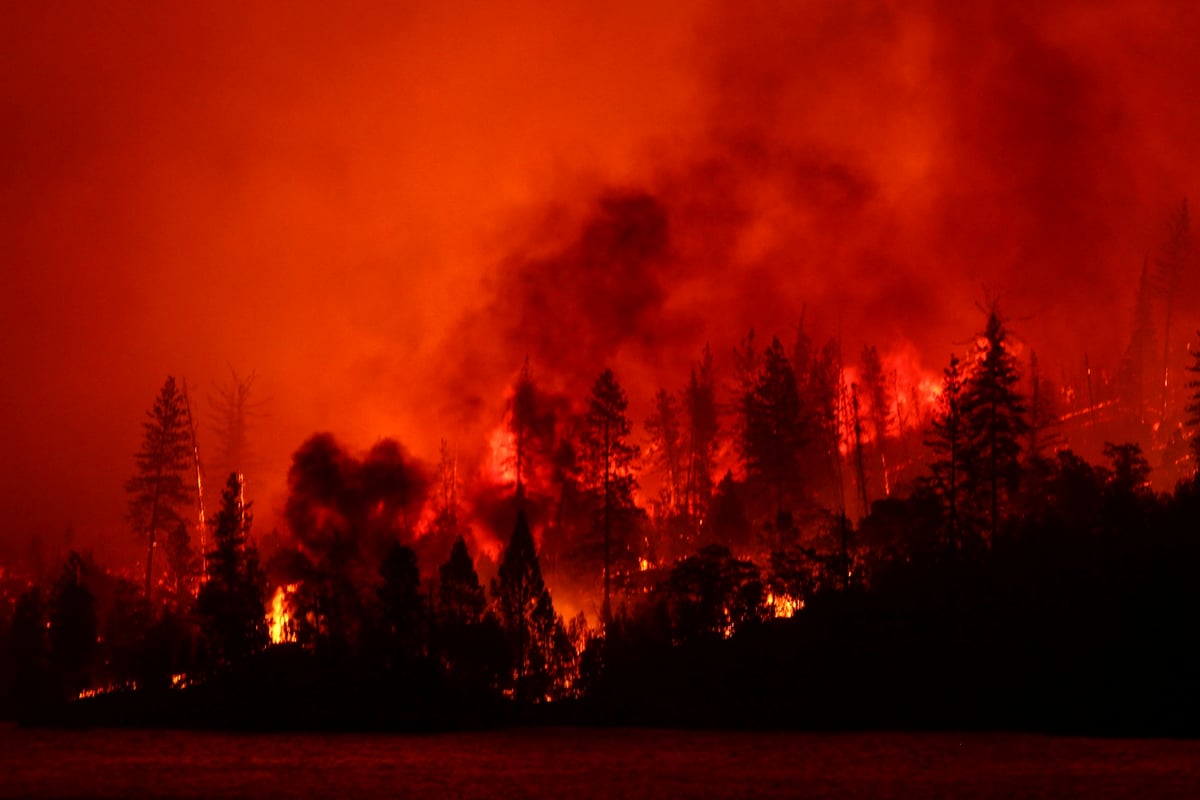 California wildfire leaves second firefighter dead as lethal winds turns blaze into tornado of flames, forcing thousands to flee | London Evening Standard