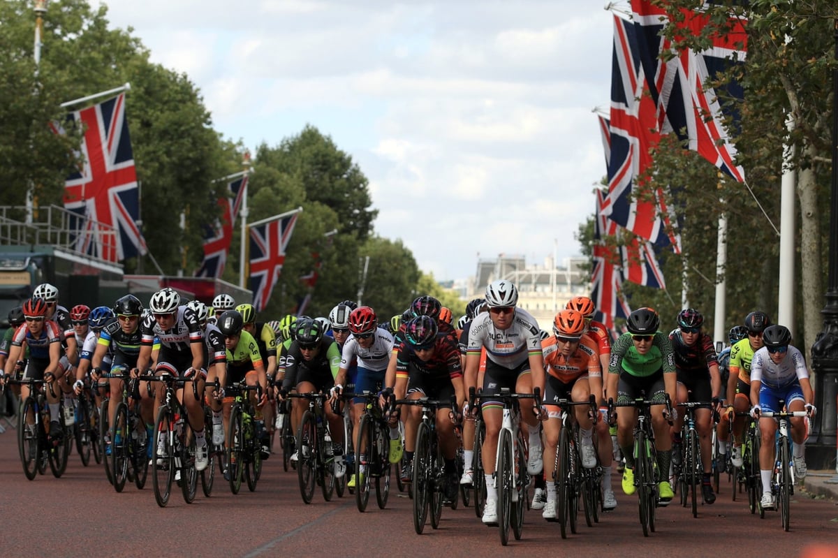 RideLondon 2018: Cyclists brave wind and rain for 100-mile ride as 'stewards fill potholes on route' | London Evening Standard