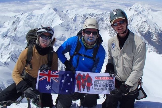 Climber builds snow dugout to survive week on mountain in New Zealand | London Evening Standard