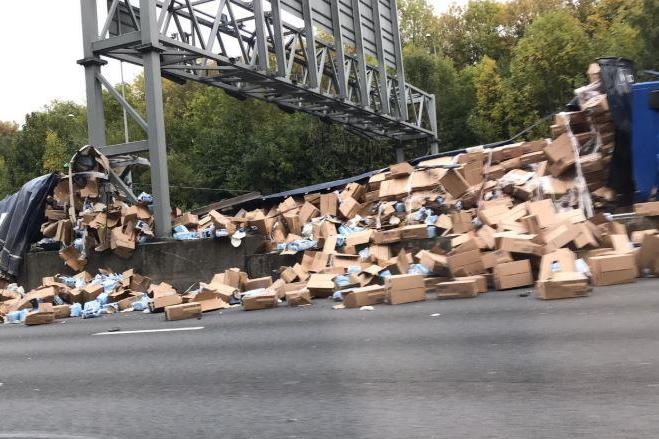 M25 crash: Ring road shut in Hertfordshire after overturned lorry spills mass of 'sanitary products' | London Evening Standard
