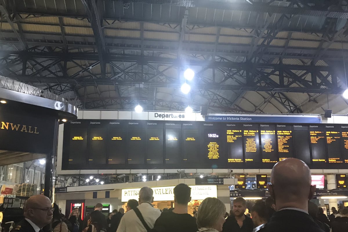 London Victoria delays: All services to and from station affected by power outage | London Evening Standard