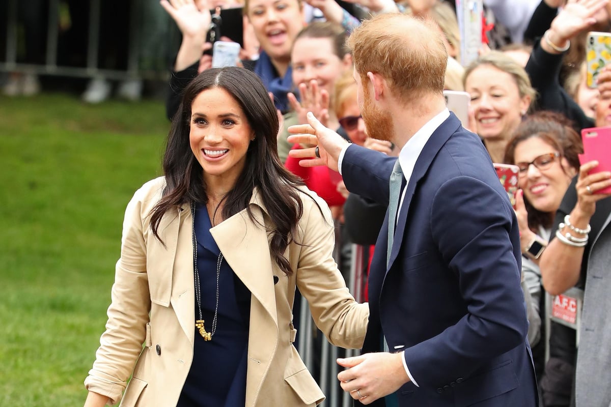 Prince Harry and Meghan Markle greeted by thousands of exited royal fans as they touch down in Melbourne | London Evening Standard