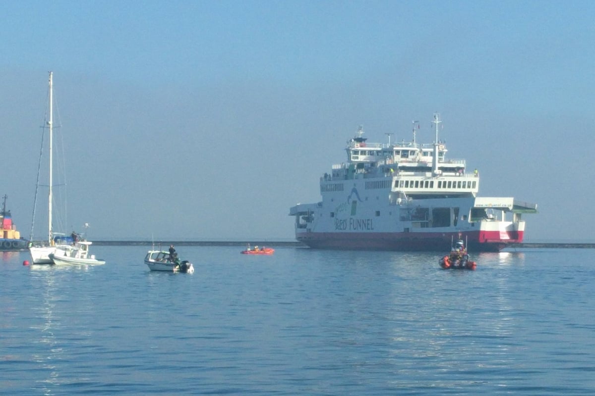 Isle of Wight ferry crashes into yachts and runs aground in Cowes | London Evening Standard