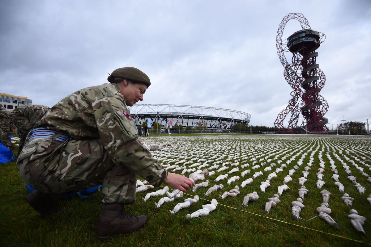 Olympic Park Remembrance memorial: 72,396 small figures laid out to mark poignant Shroud of the Somme in London for Armistice Day | London Evening Standard