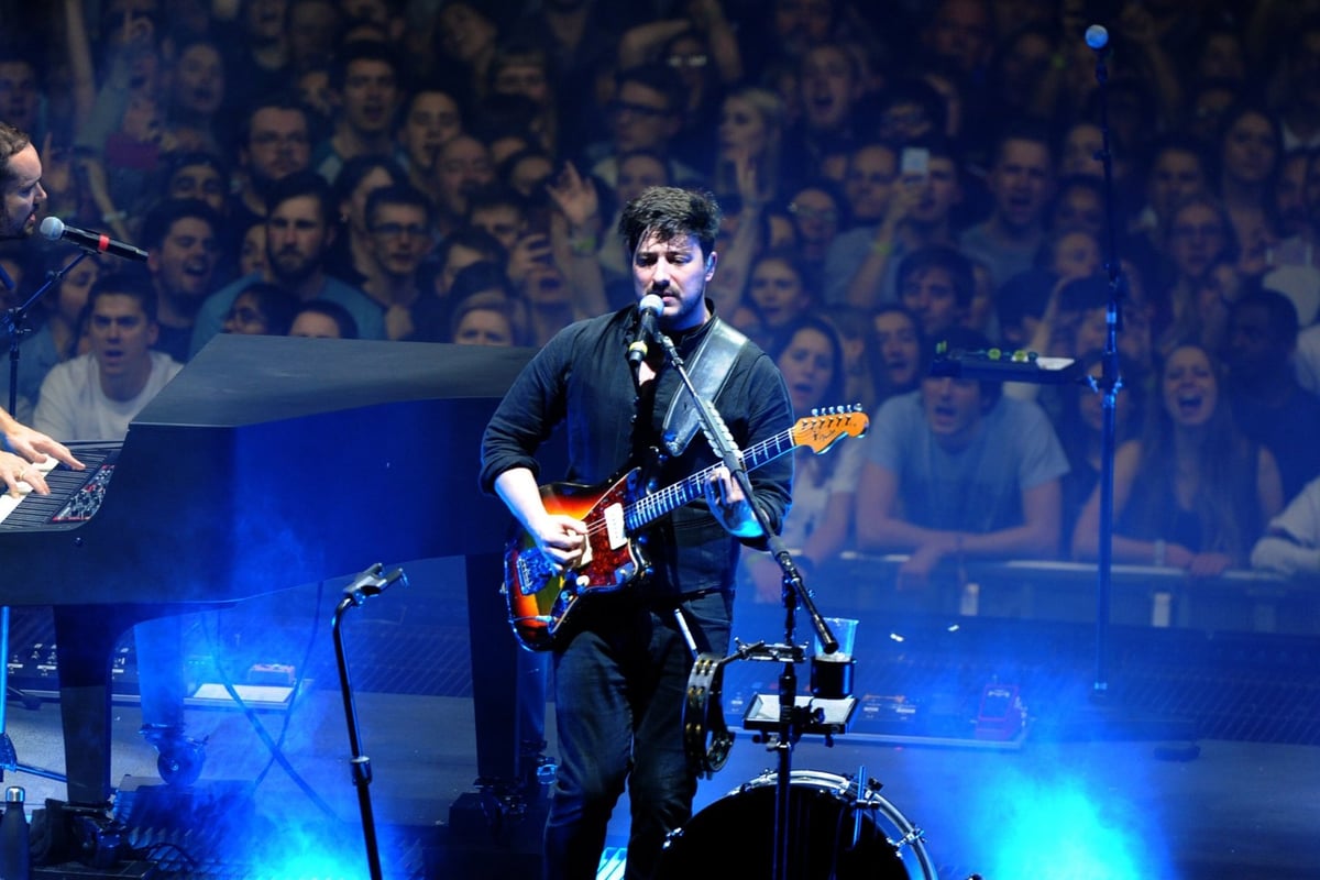 Mumford & Sons review: Tweed is gone but banjo lives on at arena hoedown | London Evening Standard