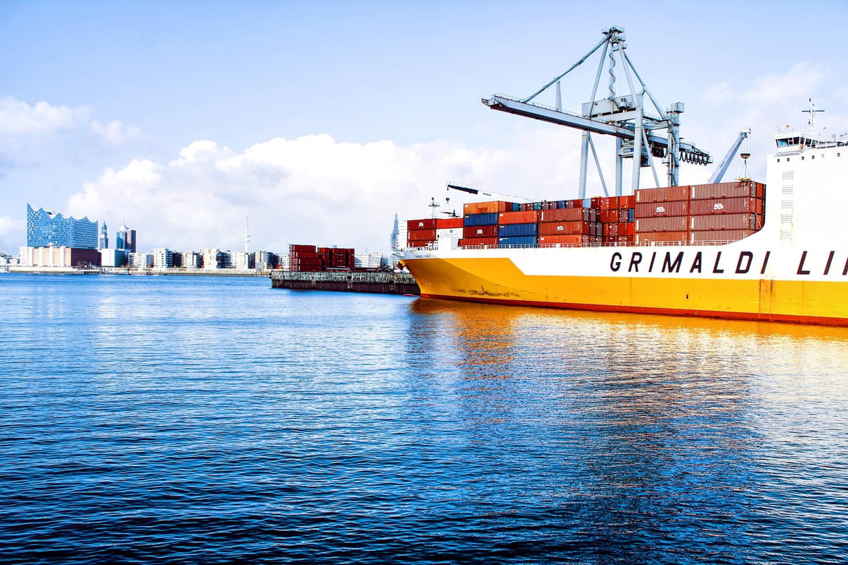 Four men detained after cargo ship crew threatened in Thames Estuary | London Evening Standard