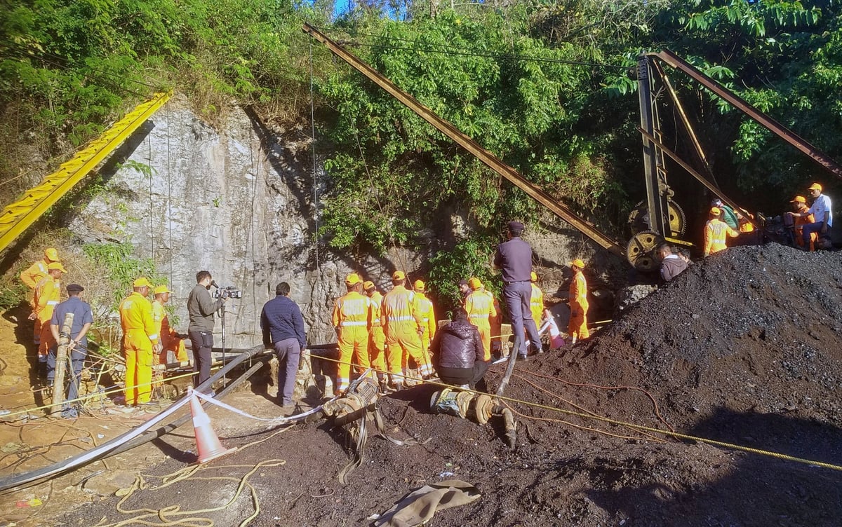 Rescuers in India step up efforts to reach 15 miners trapped in cave for 16 days | London Evening Standard
