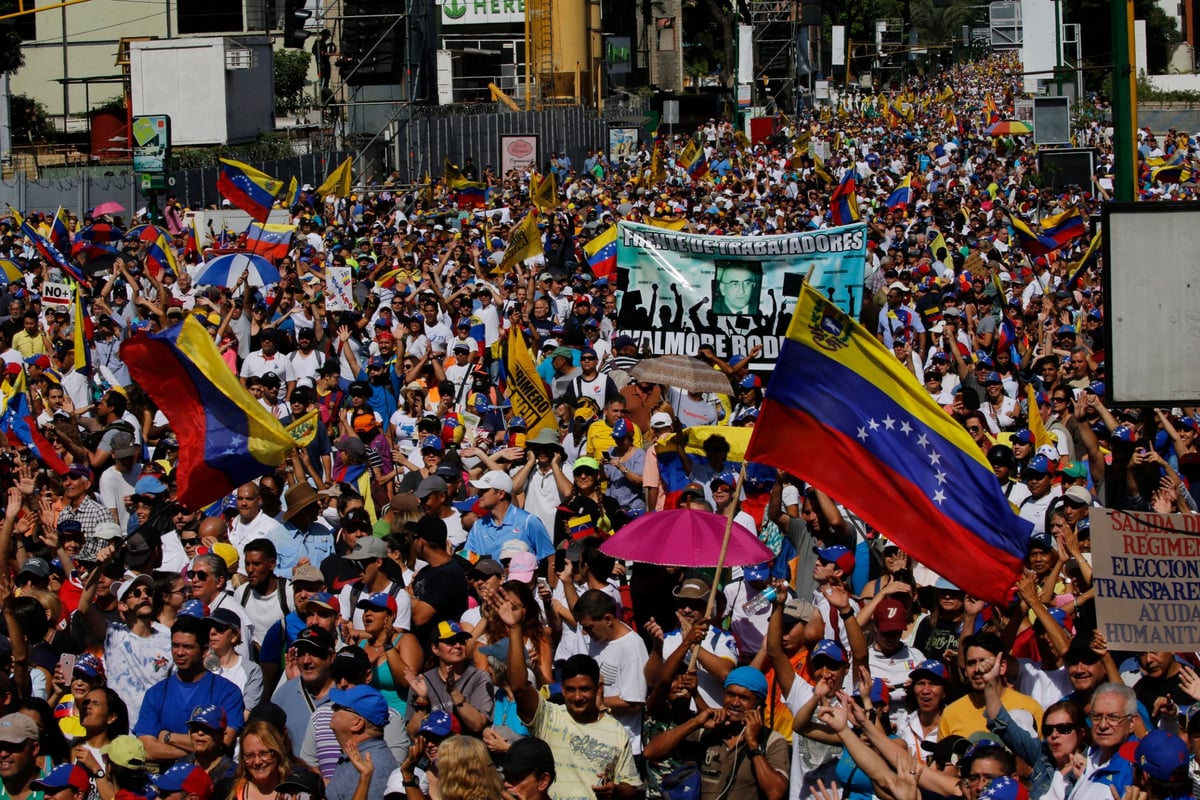 Venezuela crisis: Thousands of protesters take to the streets urging President Maduro to resign | London Evening Standard