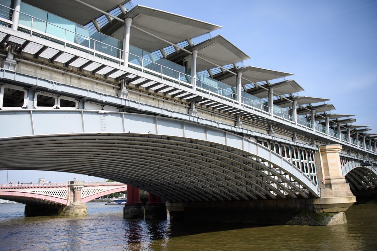 Man still missing four days after falling off Blackfriars Bridge, police say | London Evening Standard