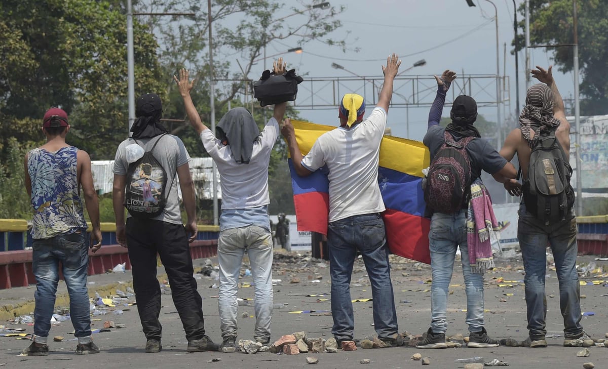 Mike Pompeo vows to continue piling pressure on Venezuela’s President Maduro following clashes at the country's borders | London Evening Standard