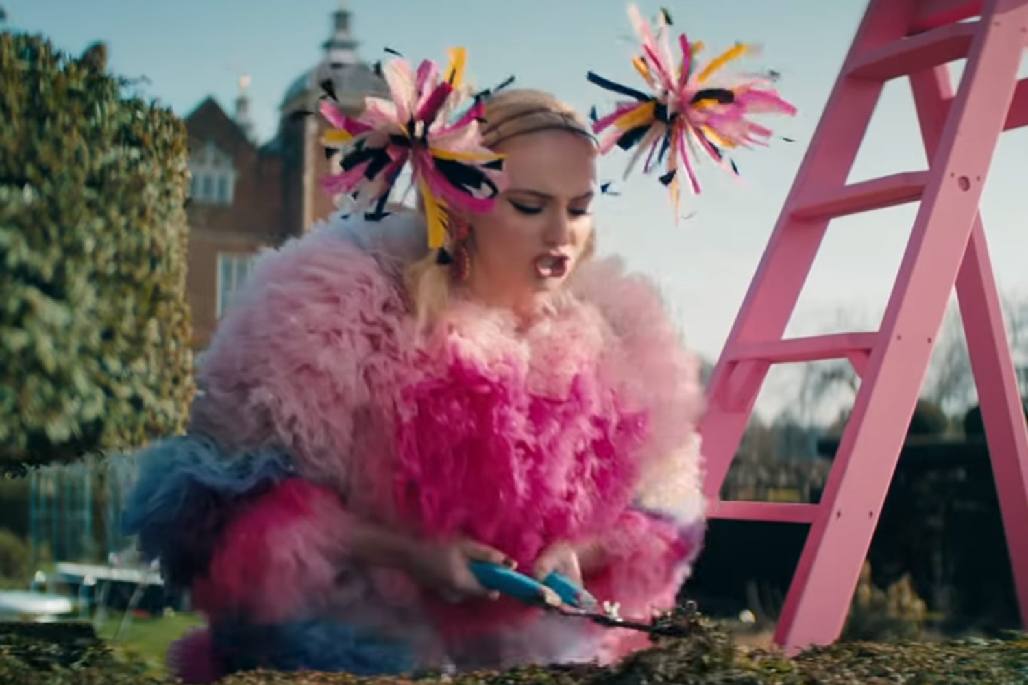 Sophie Turner and Priyanka Chopra star in new Jonas Brothers video 