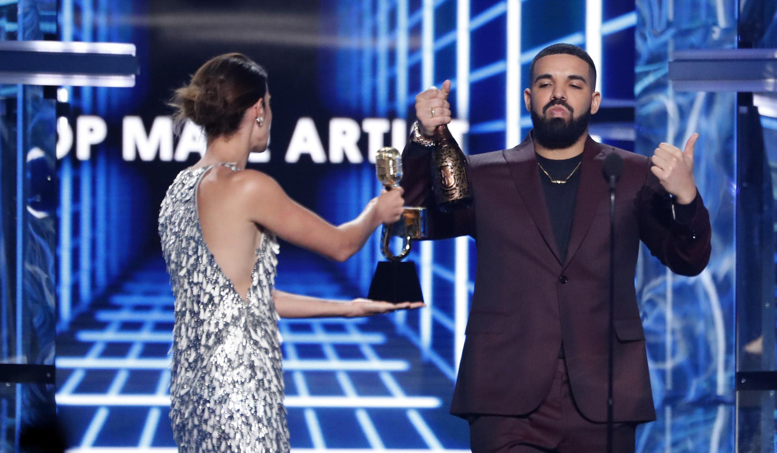 Drake picks up top gong at star-studded Billboard Awards in Vegas